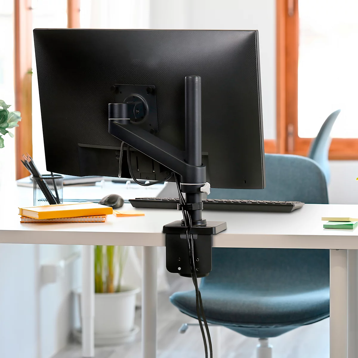 Ergotron NX monitorarm, bureaubevestiging, tot 34', 8 kg, in hoogte verstelbaar, kantelbaar, draaibaar en roteerbaar, zwart