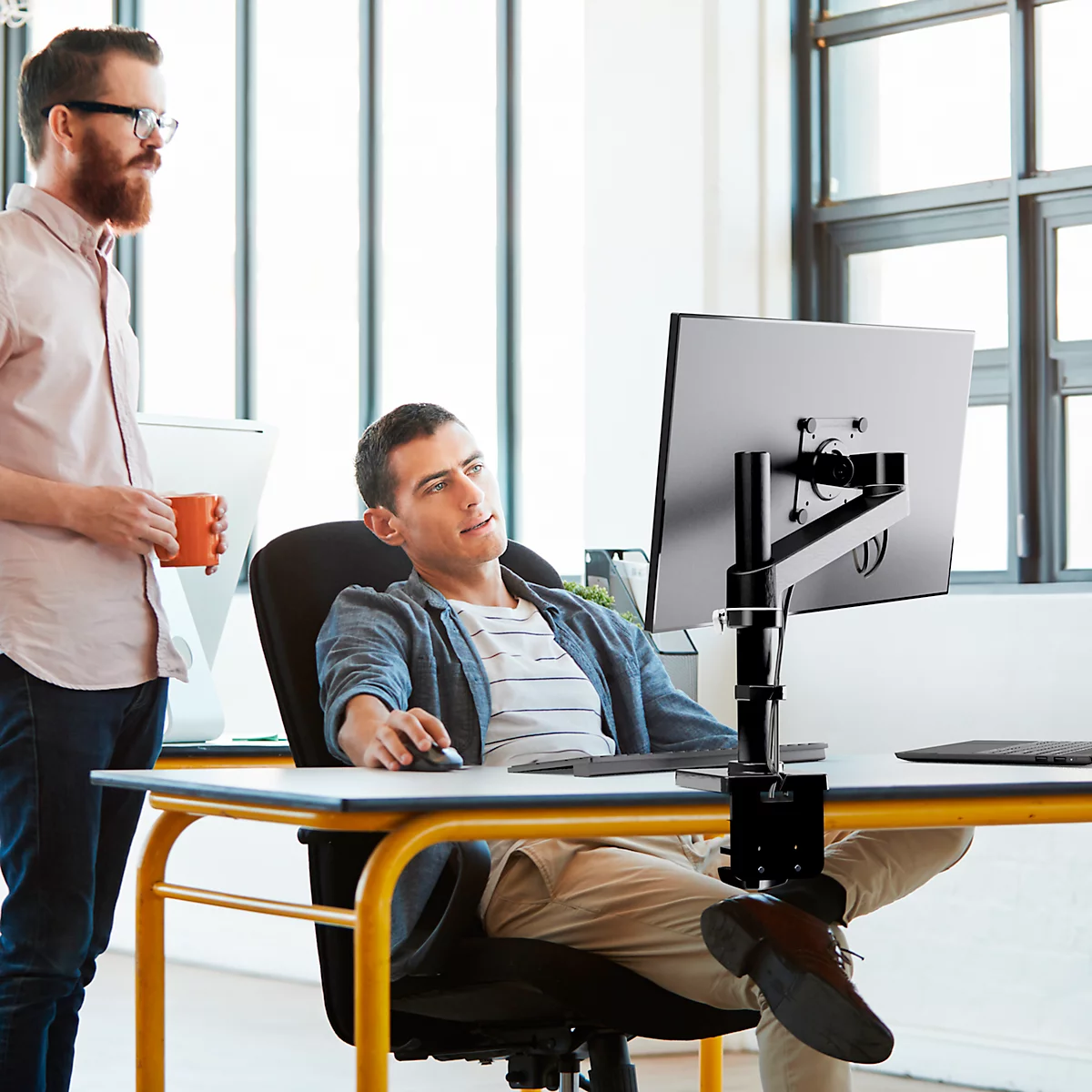 Ergotron NX monitorarm, bureaubevestiging, tot 34', 8 kg, in hoogte verstelbaar, kantelbaar, draaibaar en roteerbaar, zwart