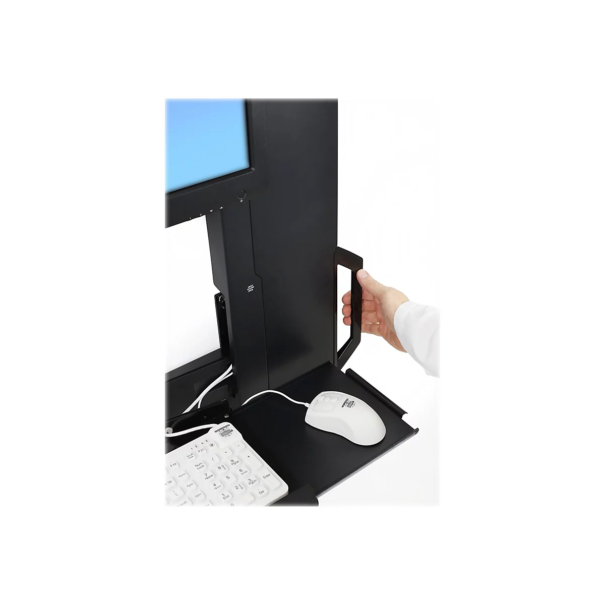 Schwarzer, ausklappbarer Schreibtisch mit Monitor, Tastatur und Maus. Eine Hand öffnet eine Griffvorrichtung.