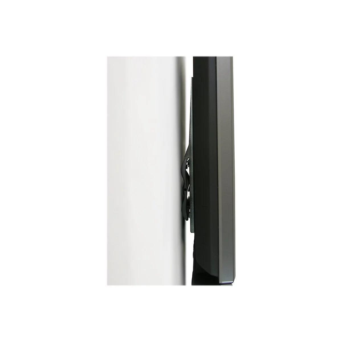 Ein schwarzer Flachbildfernseher wird an der Wand befestigt. Auf der linken Seite befindet sich die Wand, auf der rechten Seite der Fernseher. Dazwischen eine Halterung.