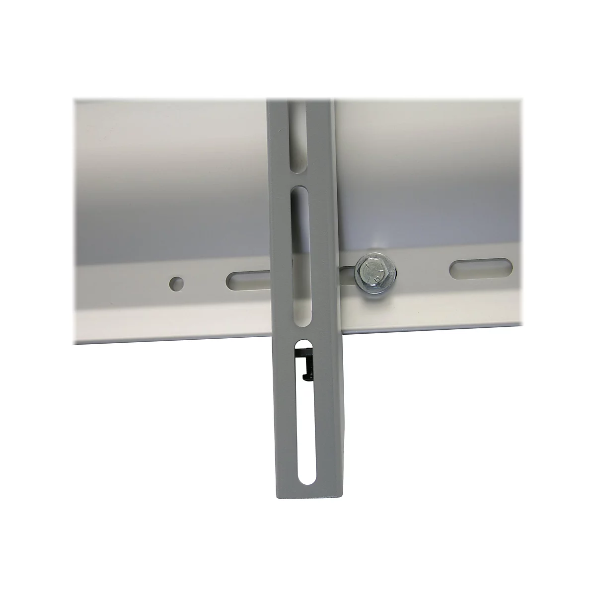 Nahaufnahme einer Metallhalterung mit Schraube und Langlöchern. Grauer Hintergrund.