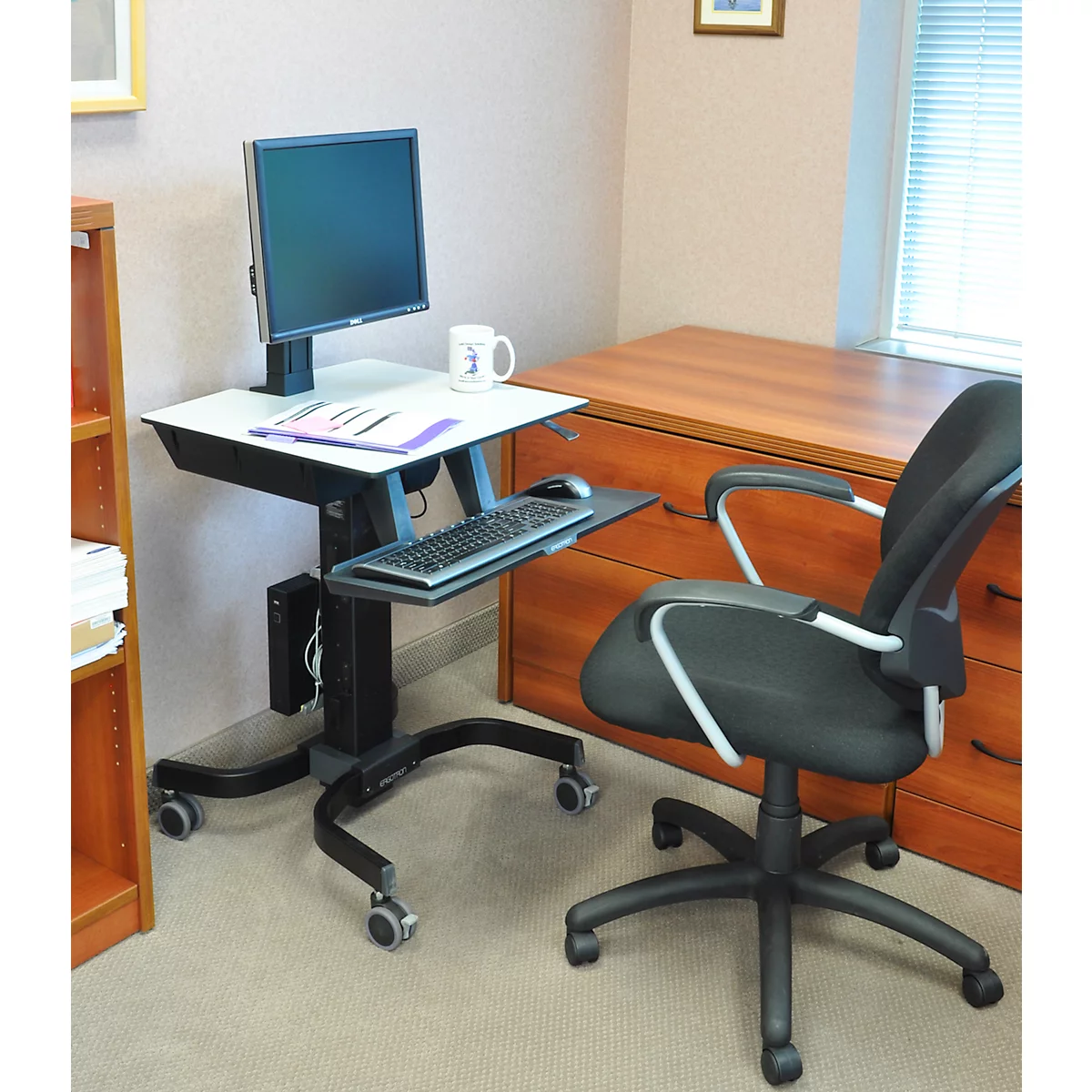 Ergotron WorkFit-C 24-216-085 zit-sta werkplek, monitor tot 30', tot 12,7 kg, in hoogte verstelbaar, toetsenbord- en muislade, VESA, zwart-grijs
