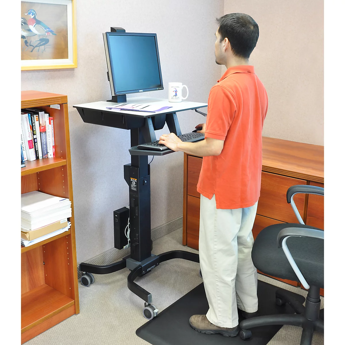 Ergotron WorkFit-C 24-216-085 zit-sta werkplek, monitor tot 30', tot 12,7 kg, in hoogte verstelbaar, toetsenbord- en muislade, VESA, zwart-grijs