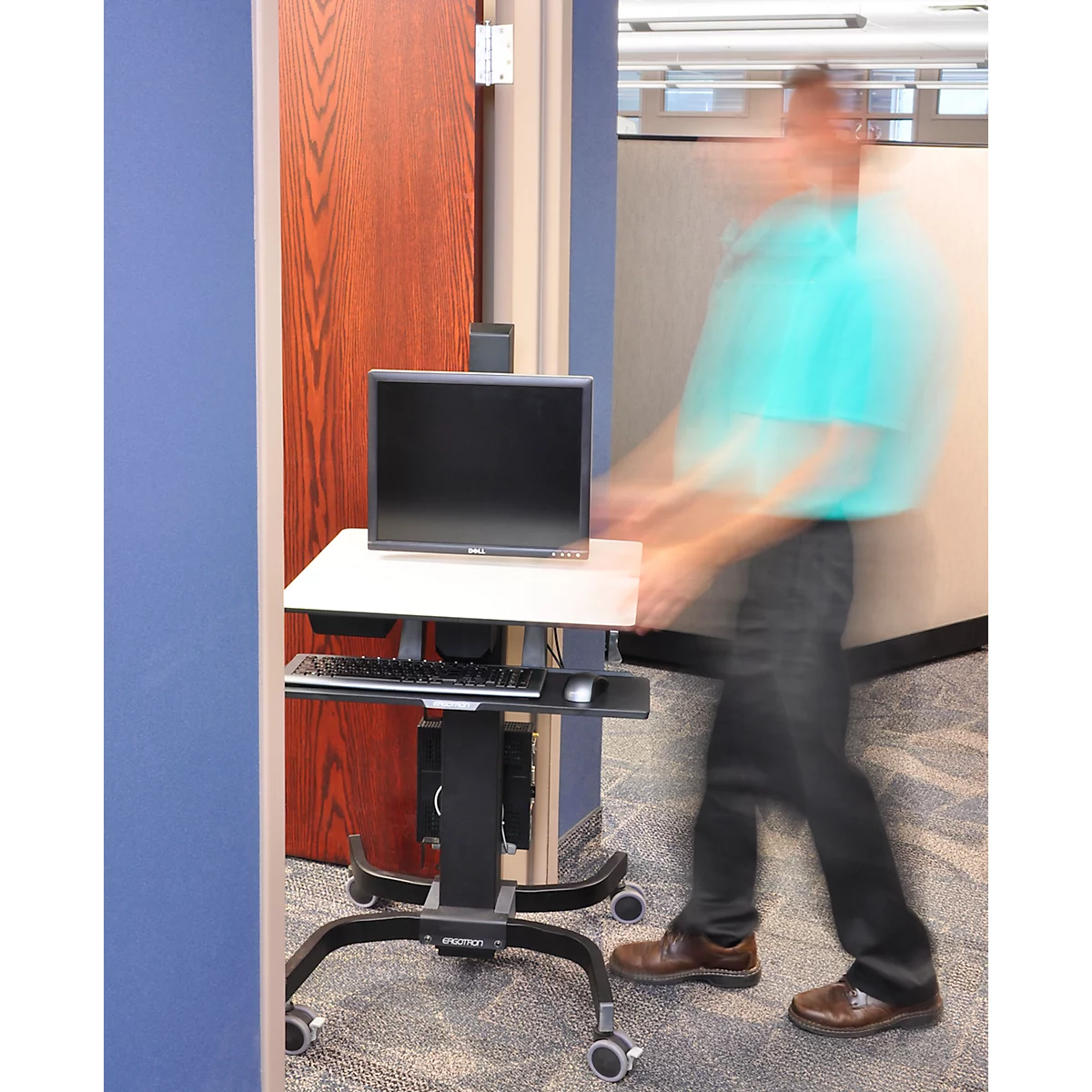 Ergotron WorkFit-C 24-216-085 zit-sta werkplek, monitor tot 30', tot 12,7 kg, in hoogte verstelbaar, toetsenbord- en muislade, VESA, zwart-grijs