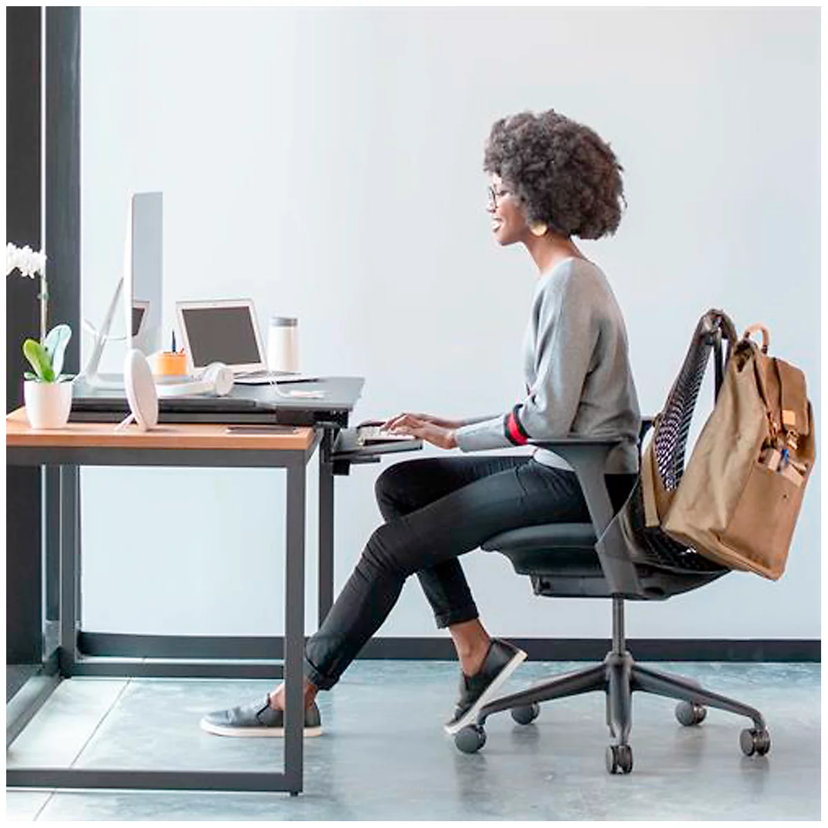 ergotron® WorkFit TX Schreibtischerhöhung, höhenverstellbare Monitorablage/Arbeitsfläche & höhenverstellbare Tastaturablage, bis 18,2 kg, schwarz