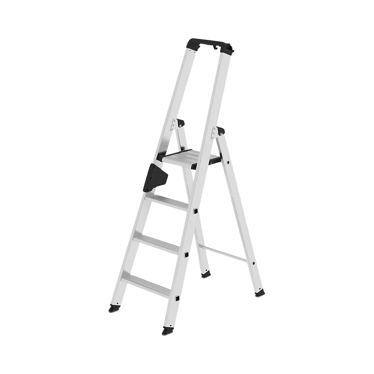 Escalier argenté, trois marches, avec barre de poignée noire. Se tient sur fond blanc.