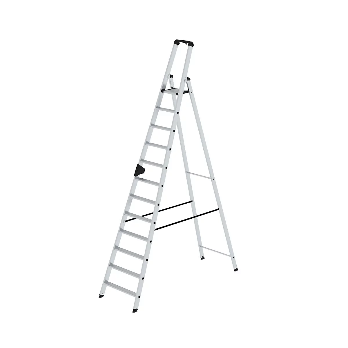 Une échelle pliante en aluminium avec barre et poignées de sécurité noires sur fond blanc.
