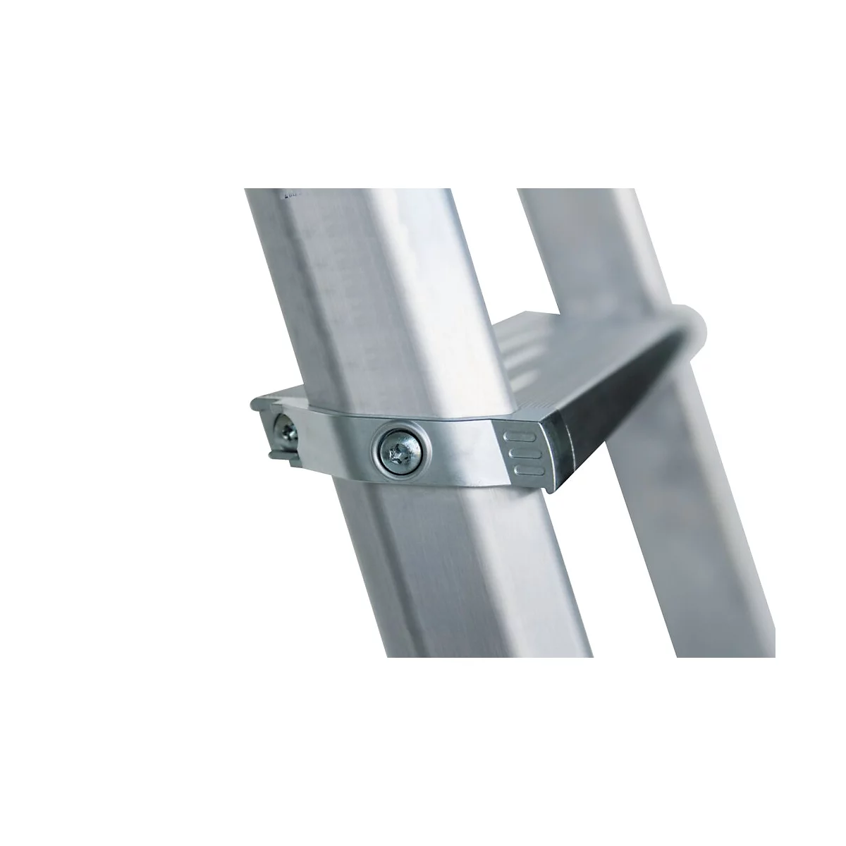 Gros plan d'une échelle en aluminium argenté. Les marches et les connexions sont visibles.