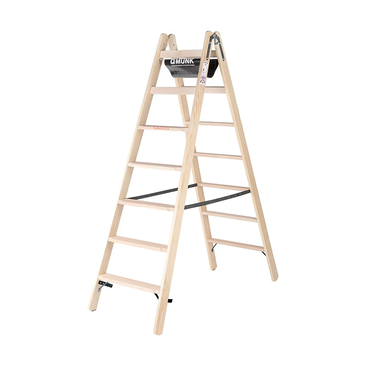 Échelle en bois, pliée, avec un bac de rangement et l'inscription 'Q MUNK'.