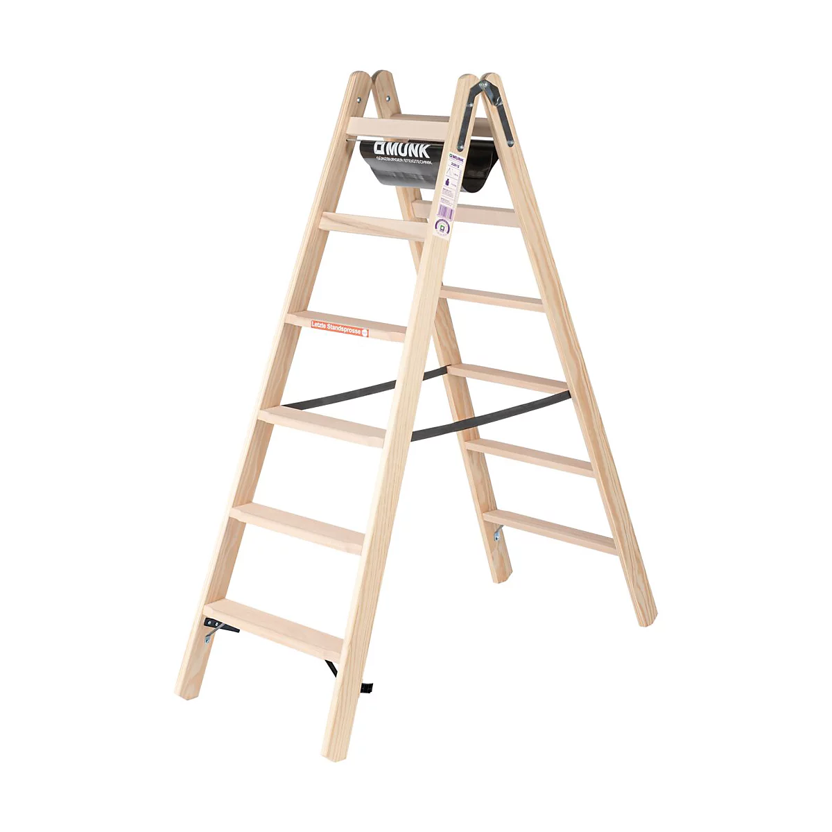 Une échelle en bois, installée. Support noir pour les outils. Échelle pour une utilisation en intérieur.