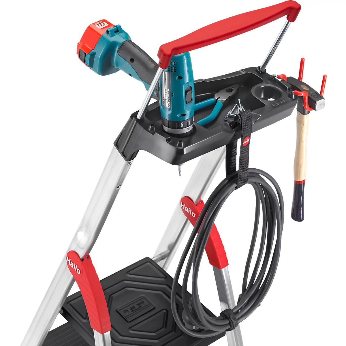 Échelle avec outils : perceuse, pince, marteau et câble. Support rouge, logo 'Hailo'.