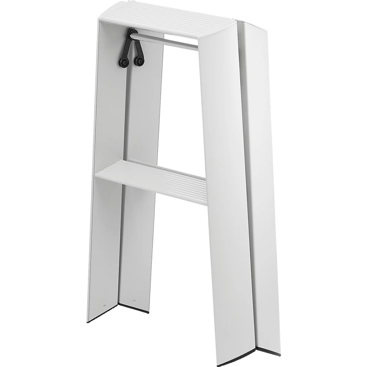 Tabouret pliant blanc. Il a une forme rectangulaire avec une barre et une étagère. Les bords sont arrondis.