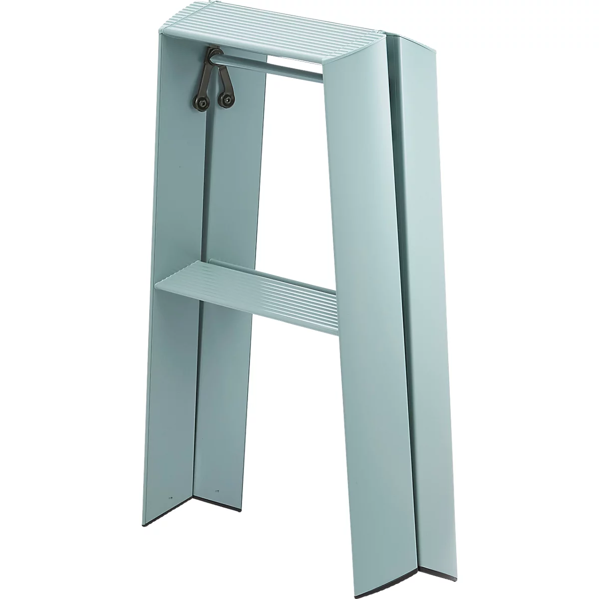 Tabouret pliant bleu clair. Doté d'une marche et d'une étagère, reliés par un cadre métallique.