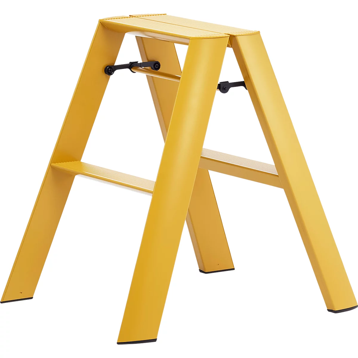 Escabeau pliable en métal jaune, vue de face.