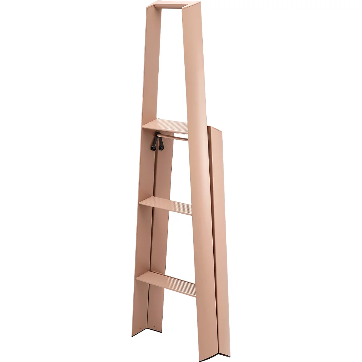 Un escabeau beige avec trois étagères, formant une forme étroite une fois plié.