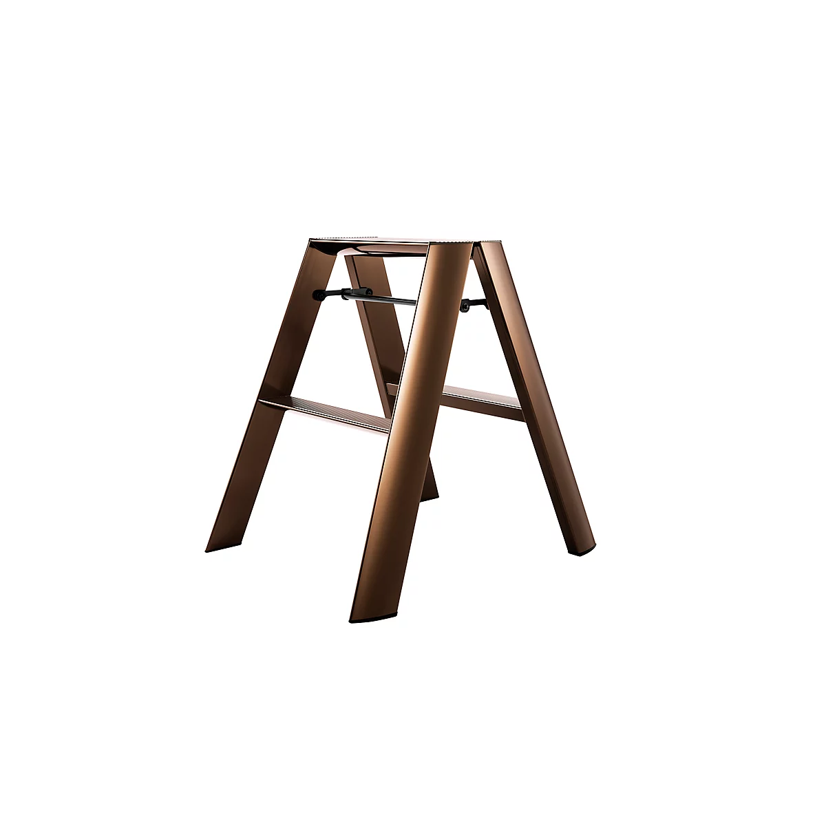 Un tabouret marron avec des pieds en forme de A est posé sur fond blanc. Une barre relie les pieds.