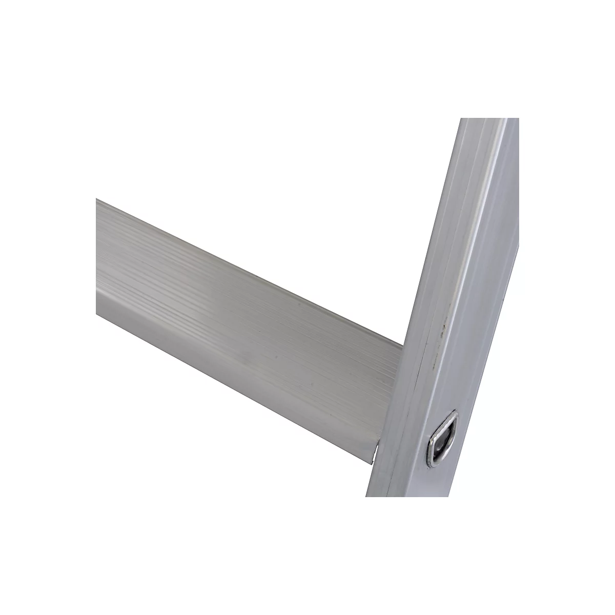 Gros plan sur une échelle en aluminium. Les marches sont rainurées, le cadre lisse et argenté.