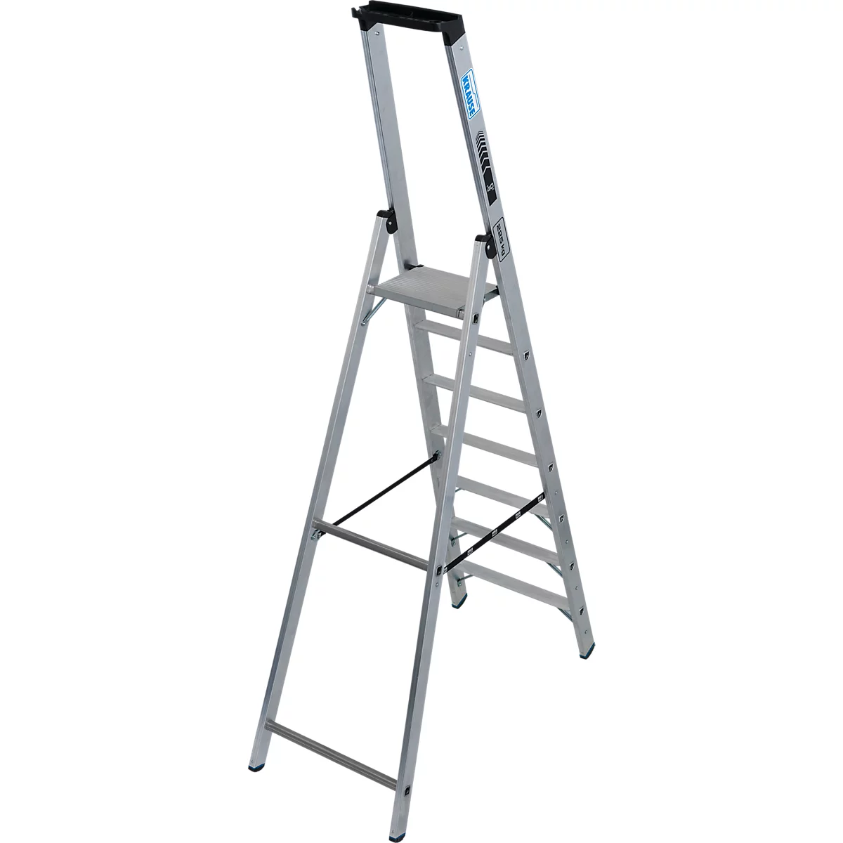 Un escabeau argenté, sur fond blanc. Avec plate-forme et poignée.