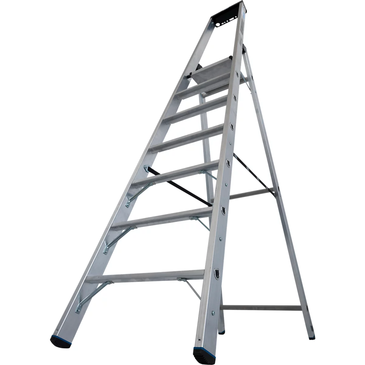 Un escabeau argenté sur fond blanc. L'échelle est inclinée et en cours d'utilisation.