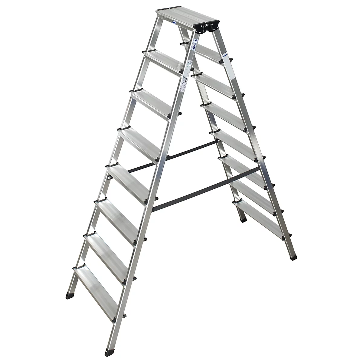 Una escalera de mano plateada está en posición vertical. Los escalones también son plateados, los pies son de plástico negro.