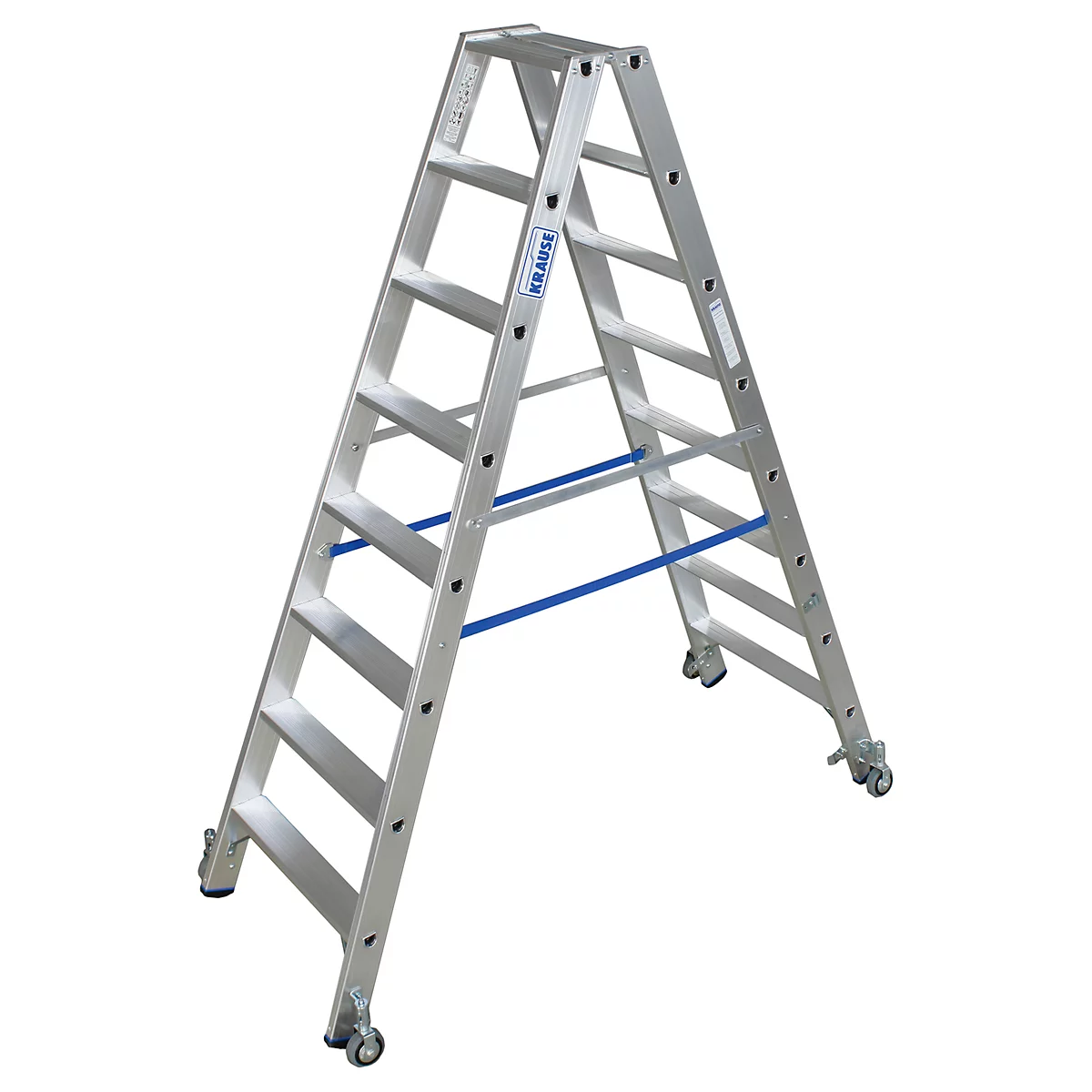 Una escalera doble de aluminio plateado. Los puntales azules estabilizan la escalera. Las ruedas están fijadas a los pies.