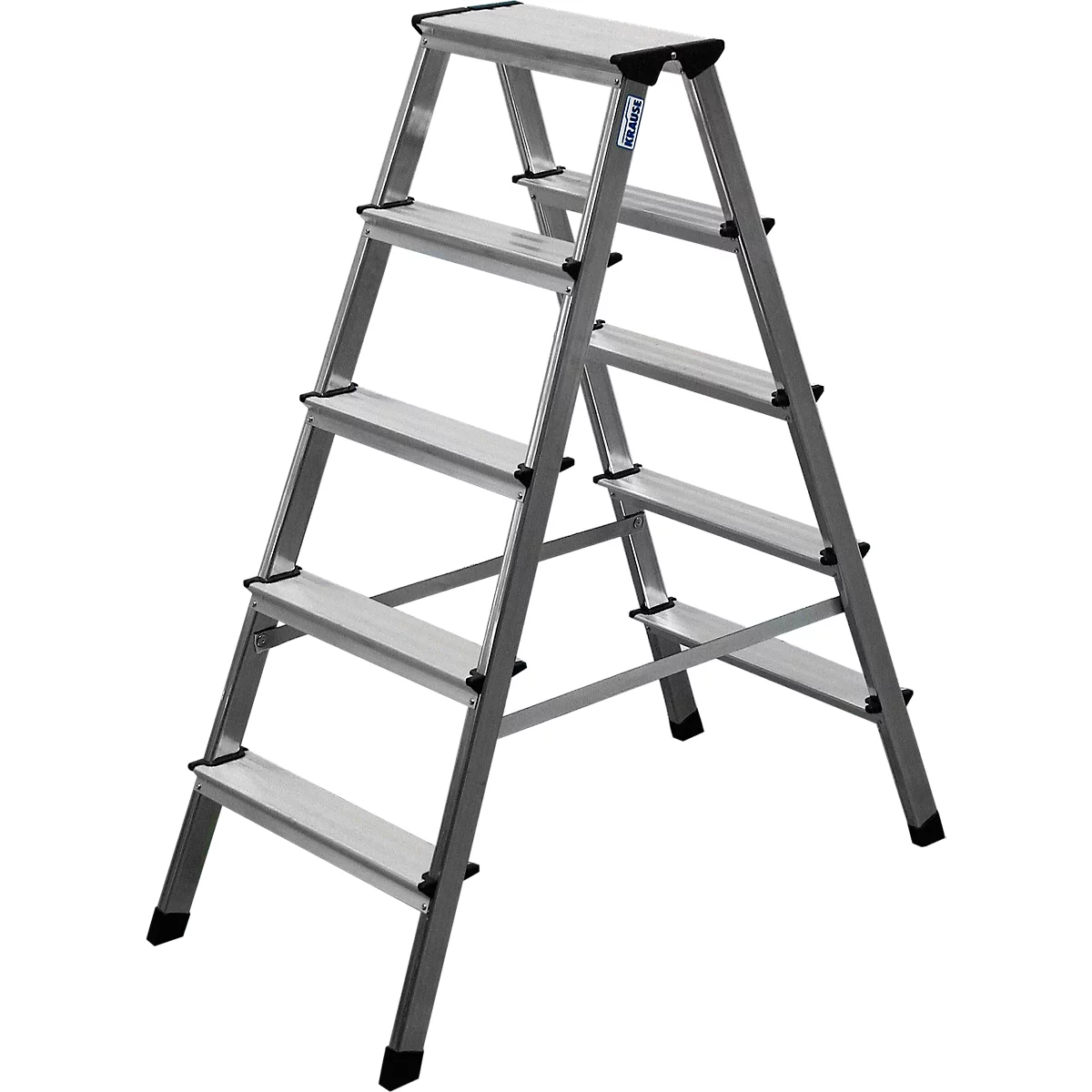 Una escalera de aluminio plateado con 5 escalones, sobre un fondo blanco.