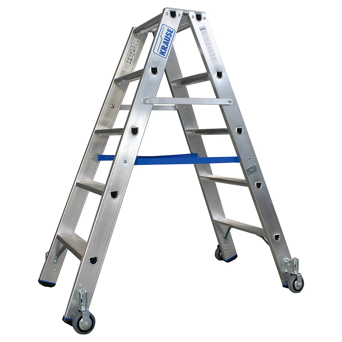 Escalera de aluminio, elemento azul, ruedas en los pies.