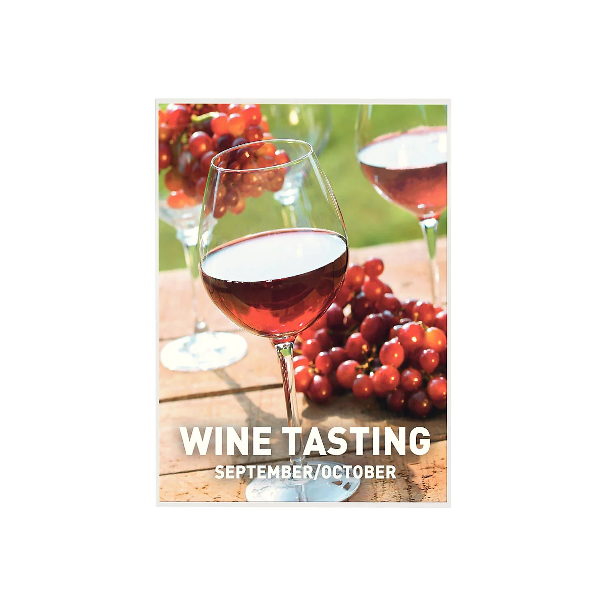 Weingläser und Weintrauben auf einem Holztisch mit Text Wine Tasting, September/October.