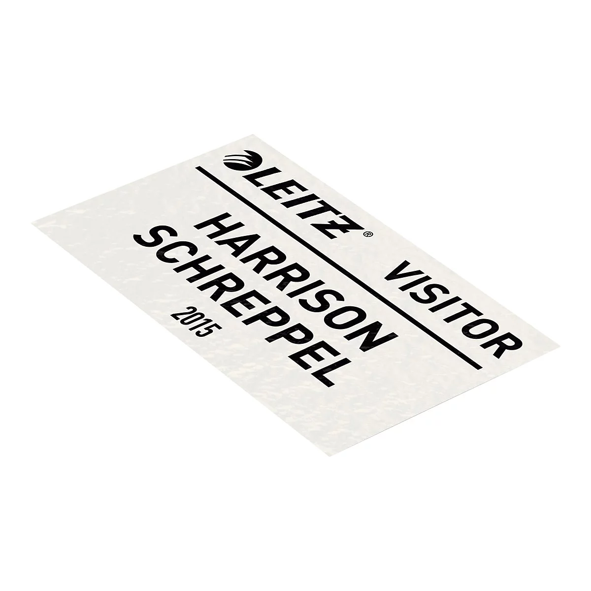 Ein weißer, rechteckiger Besucherausweis mit der Aufschrift Leitz, Visitor, Harrison Schreppel und dem Jahr 2015.