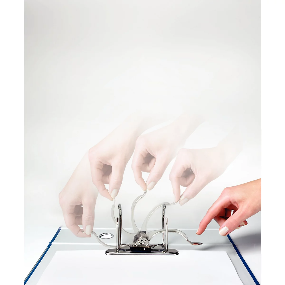 Handen openen een hefboommechanisme in een map. Verschillende bewegingsfasen tonen het proces.