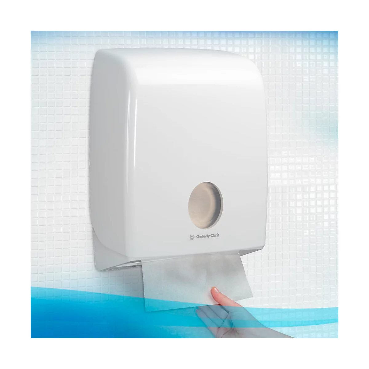 Distributeur de serviettes en papier blanc sur le mur. Main tendue vers le papier. Logo Kimberly-Clark.
