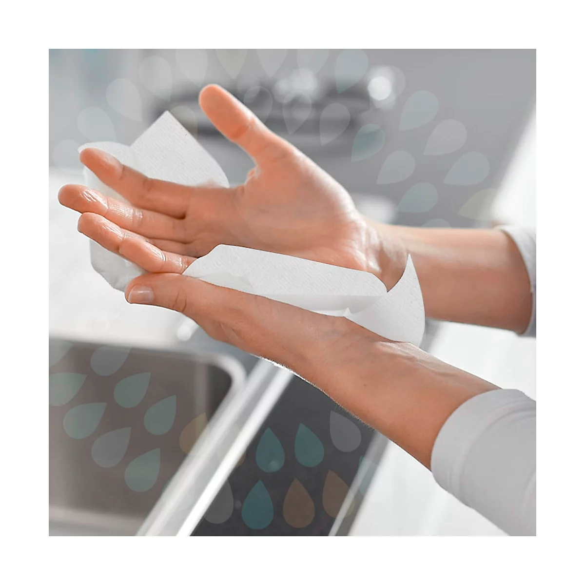 Mains tenant un chiffon blanc utilisé pour se nettoyer les mains.