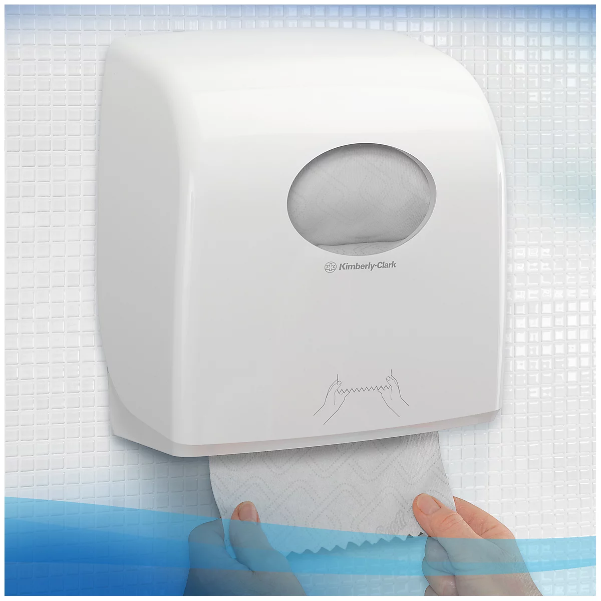 Distributeur d'essuie-mains en papier blanc sur un mur, mains tirant l'essuie-mains.
