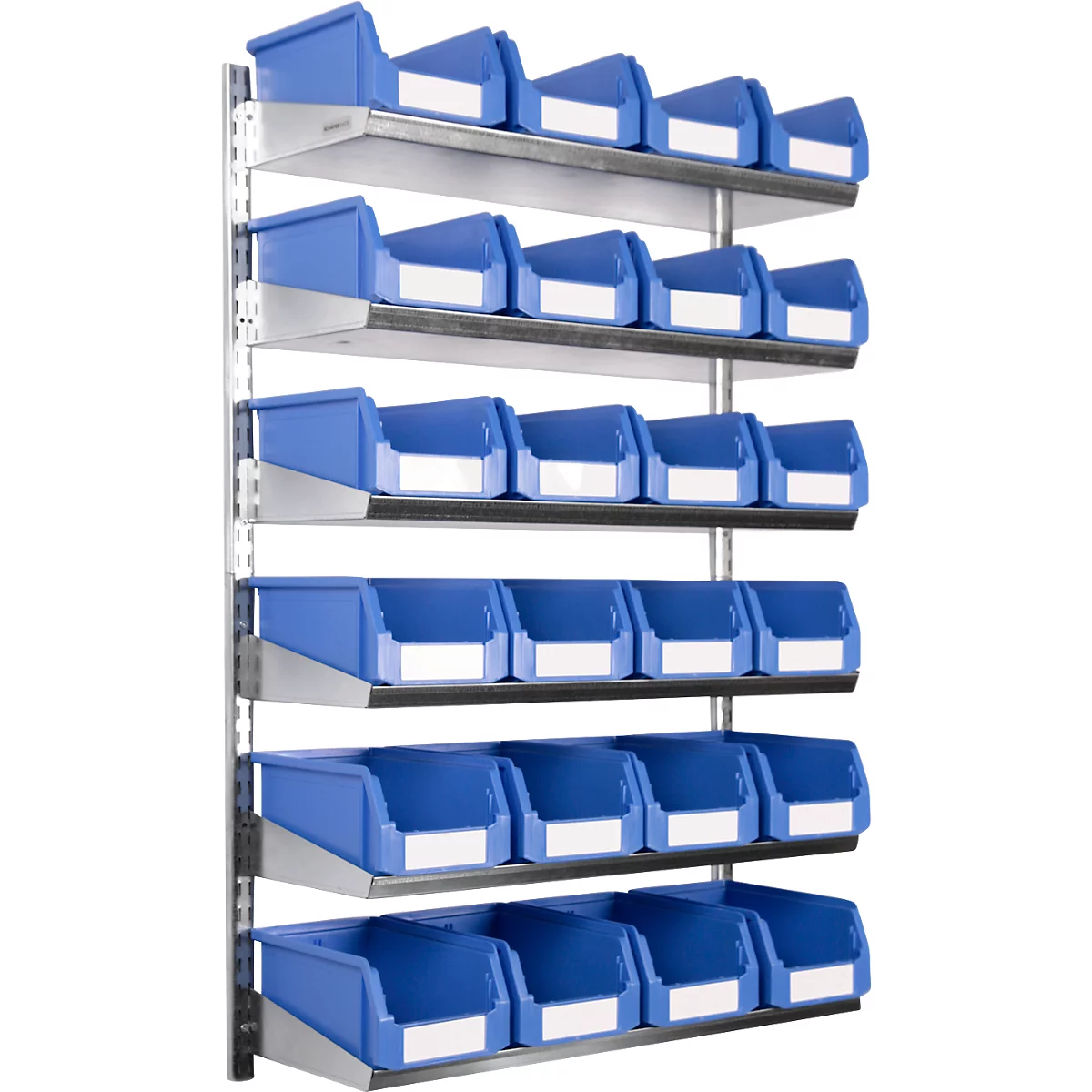 Estantería azul montada en la pared con varias filas de contenedores de almacenamiento azules. Hay etiquetas blancas en las cajas.
