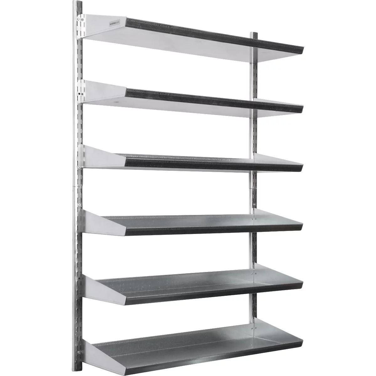 Estantería de pared con cinco estantes plateados, acentos negros.