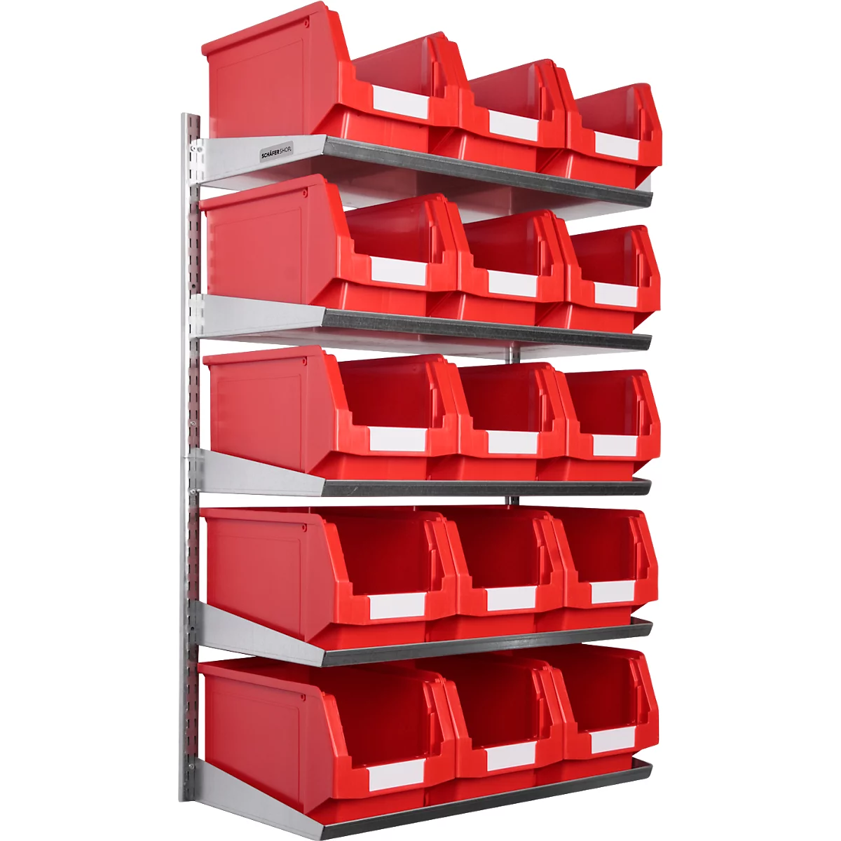 Cajas de almacenamiento rojas en estantes. Cada caja tiene una etiqueta blanca. El estante es de metal.