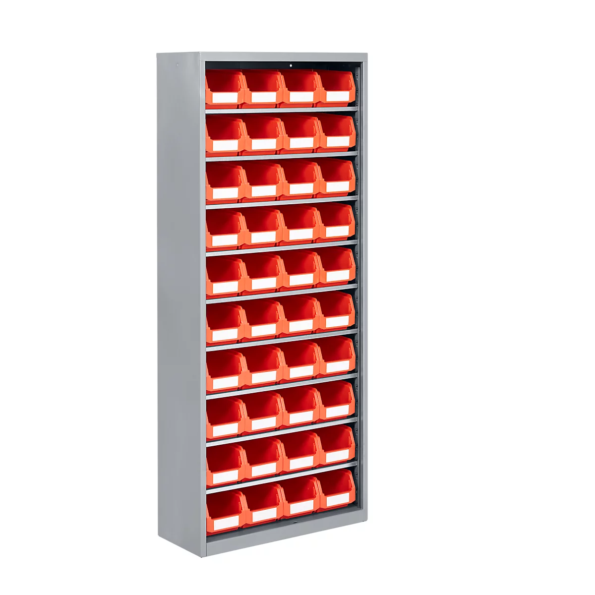 Estantería metálica gris con cubetas de plástico rojo. Cada cubeta tiene una etiqueta blanca.