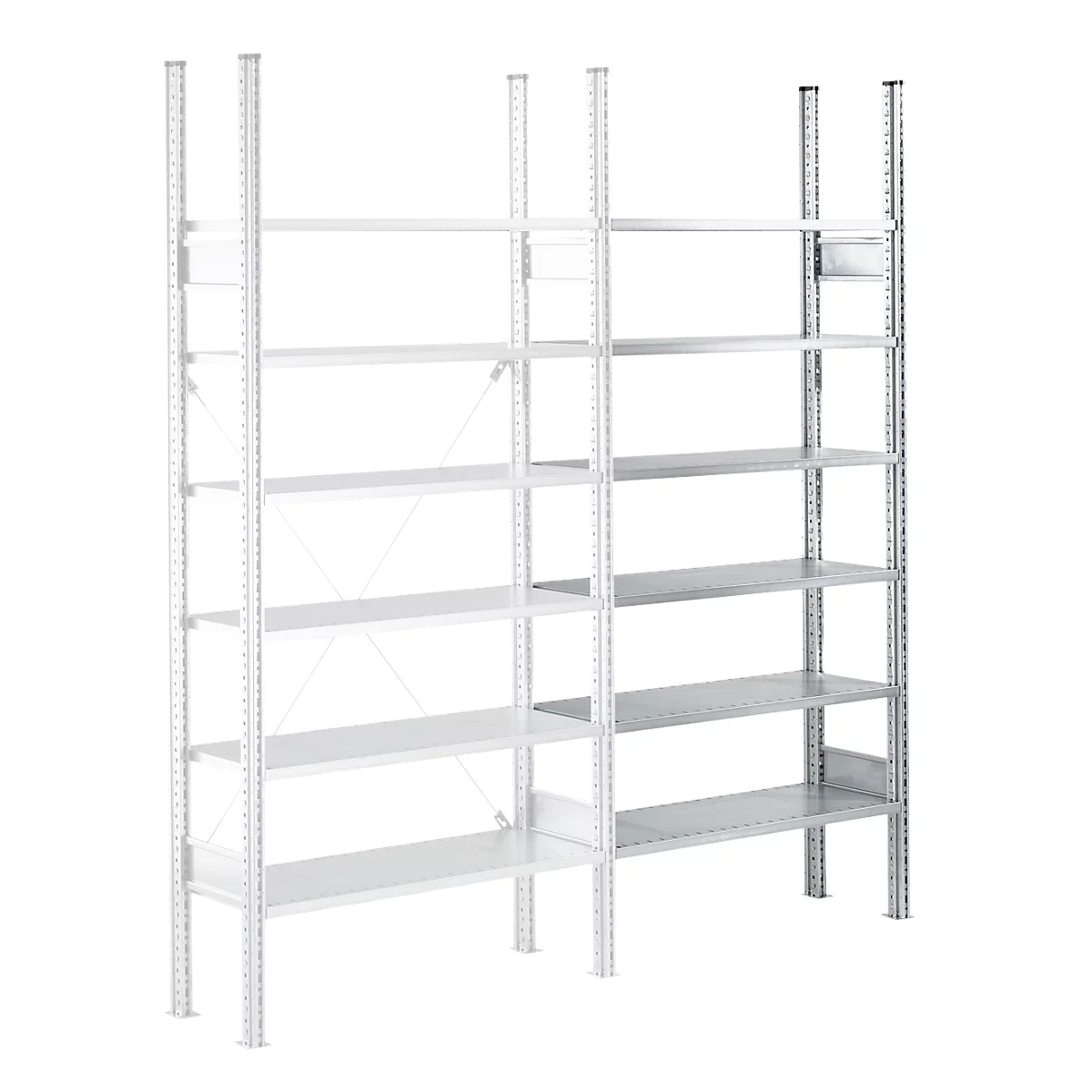 Dos estanterías blancas una al lado de la otra. Cada una tiene varios estantes y soportes verticales.