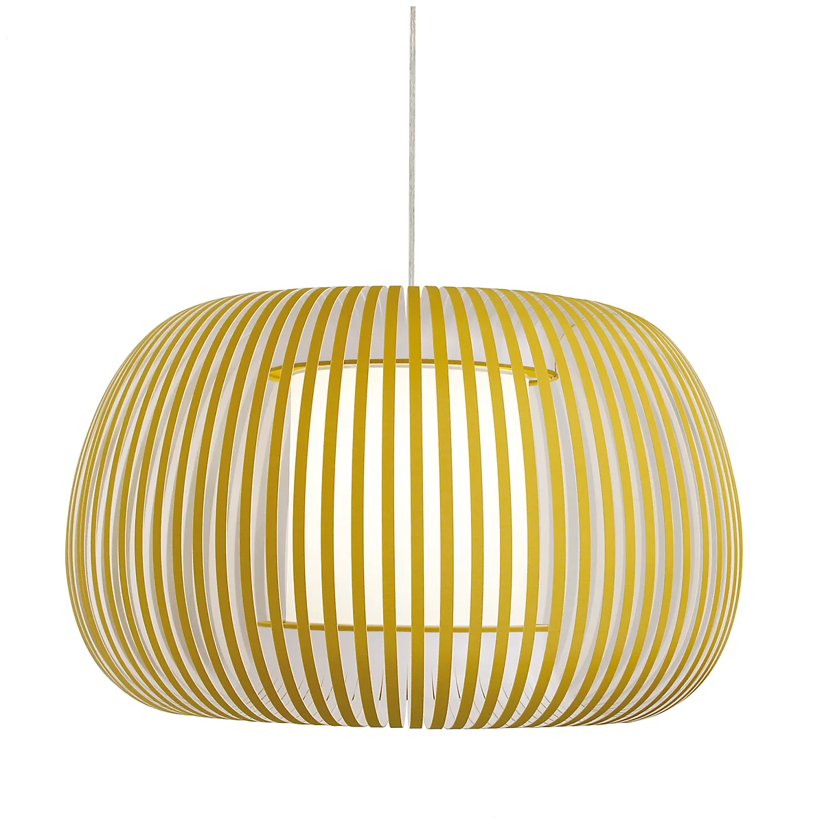 Gele hanglamp van houten latten met een wit binnenwerk. Opgehangen aan een witte kabel.