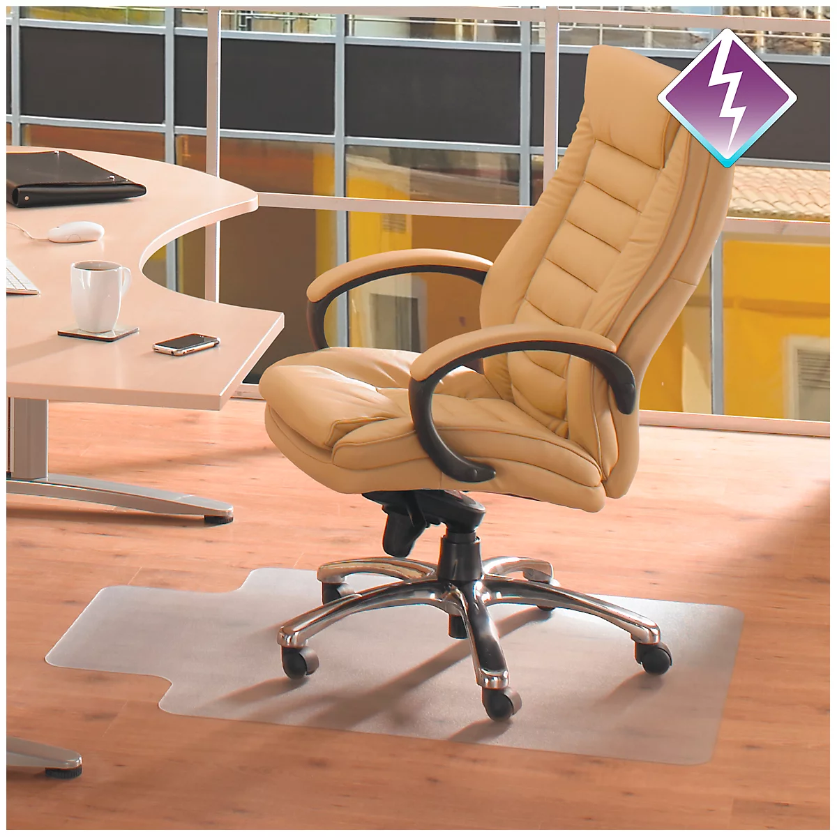 Silla de oficina beige frente a una ventana, sobre una alfombra protectora de suelo. Escritorio con accesorios a la izquierda.