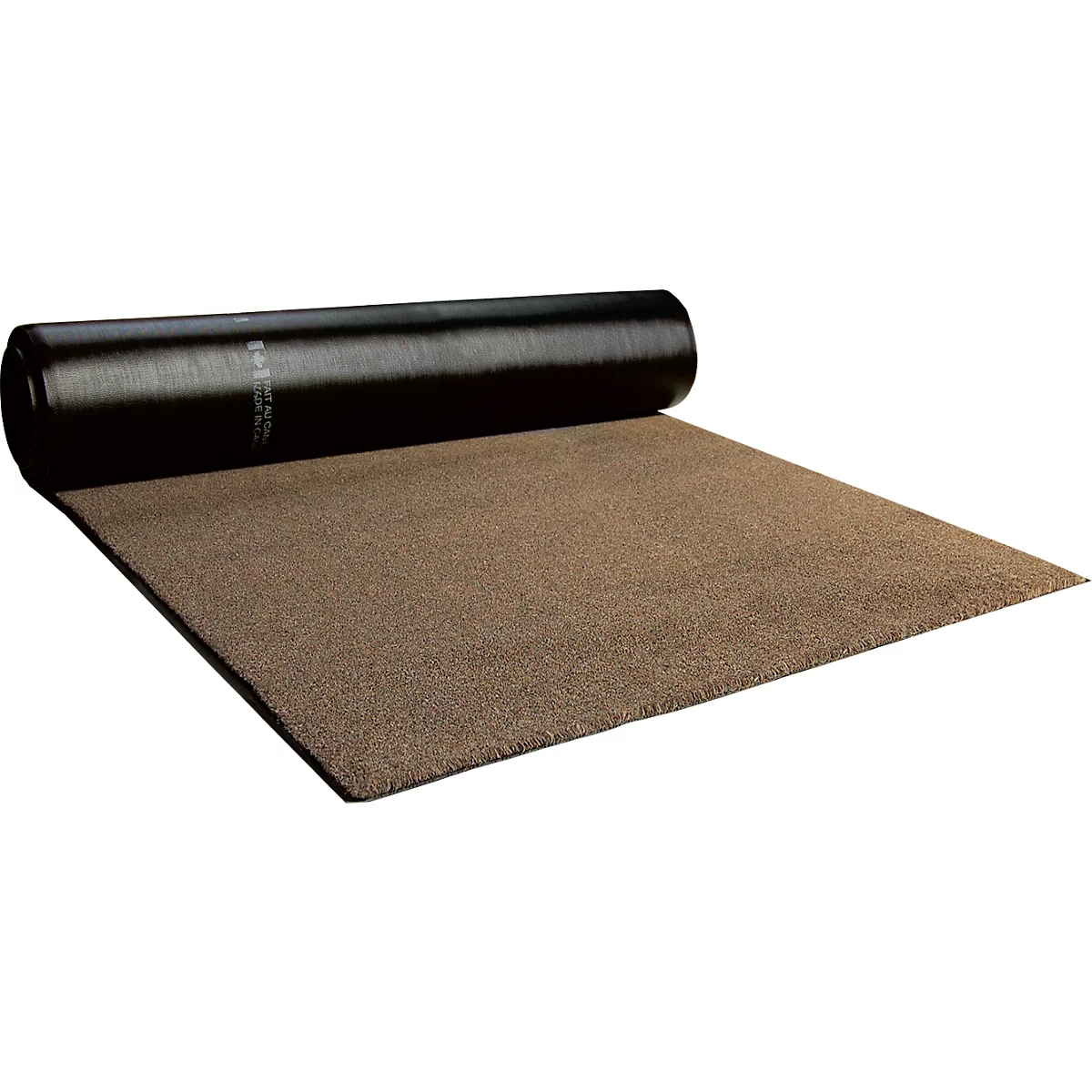 Rollo de alfombra marrón parcialmente desenrollado sobre una superficie blanca. Texto negro en la parte superior del rollo.