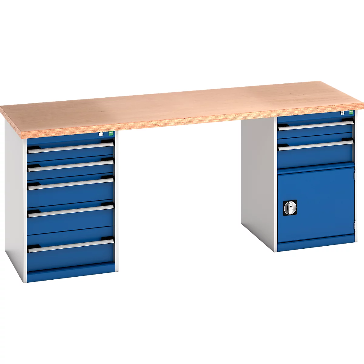 Établi avec plateau en bois, tiroirs bleus et armoire avec poignées argentées.