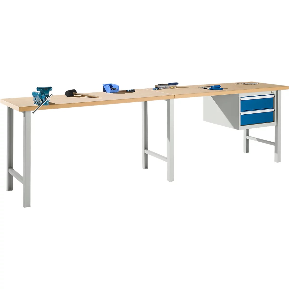 Établi avec plateau en bois, pieds gris clair et tiroirs bleus. Des outils sont posés sur le dessus.