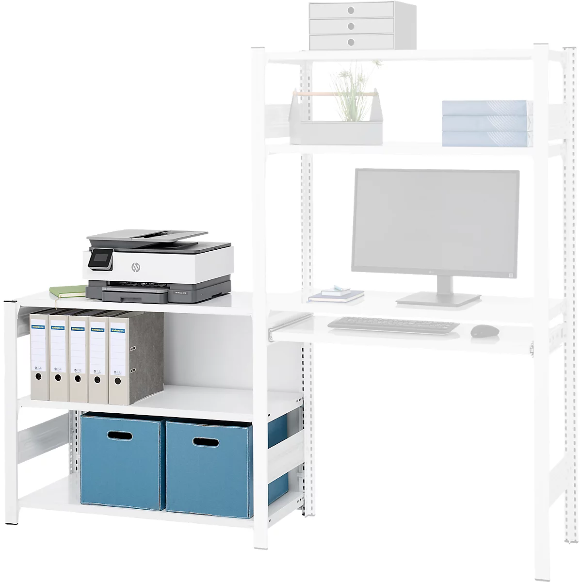 Bureau blanc avec imprimante, dossiers et boîtes bleues. À côté, une étagère avec moniteur et accessoires.