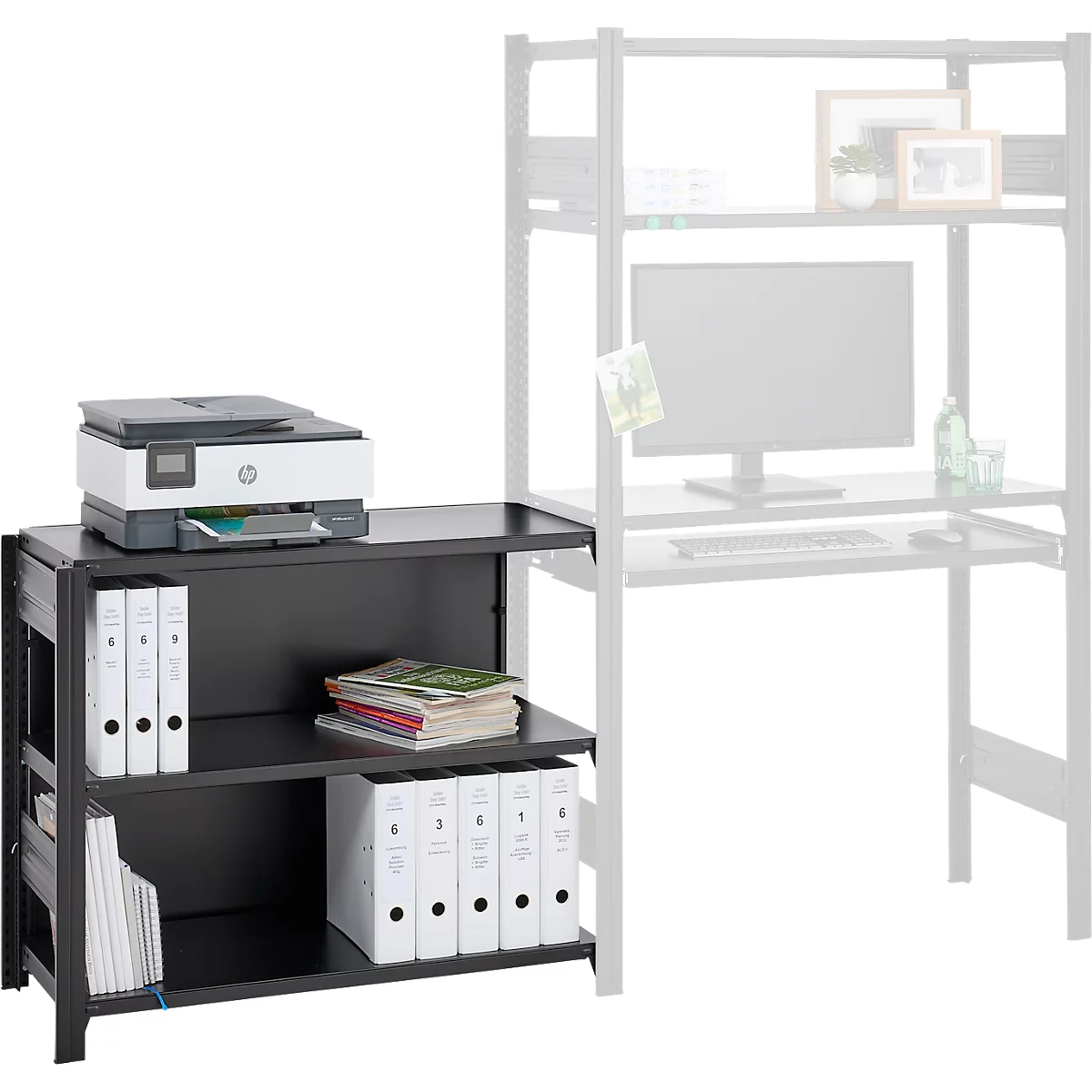 Étagère noire avec imprimante, dossiers et papier. En arrière-plan, un bureau gris et esquissé.