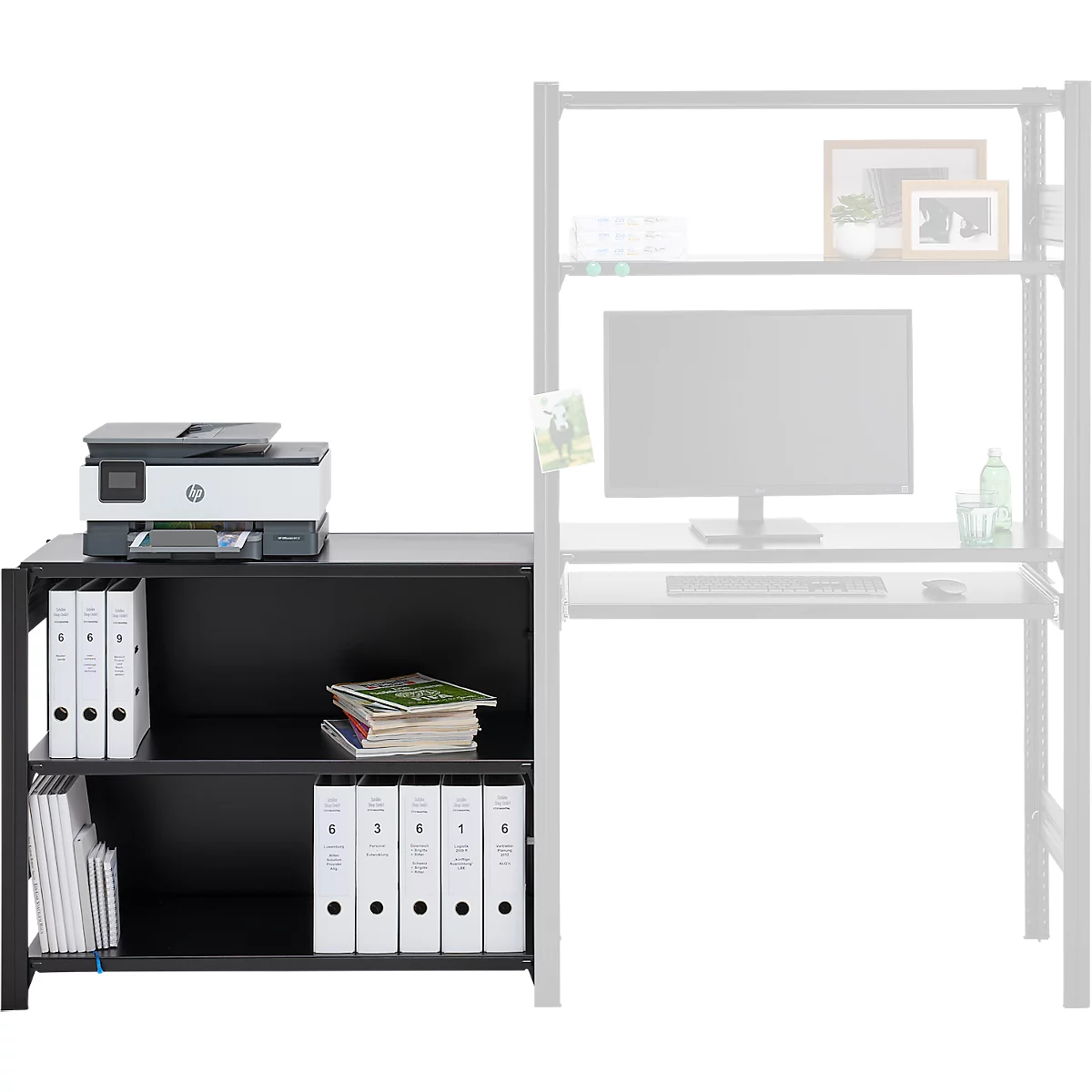 Bureau noir avec des classeurs, une imprimante et des magazines. La partie droite montre un bureau avec un PC en filigrane.