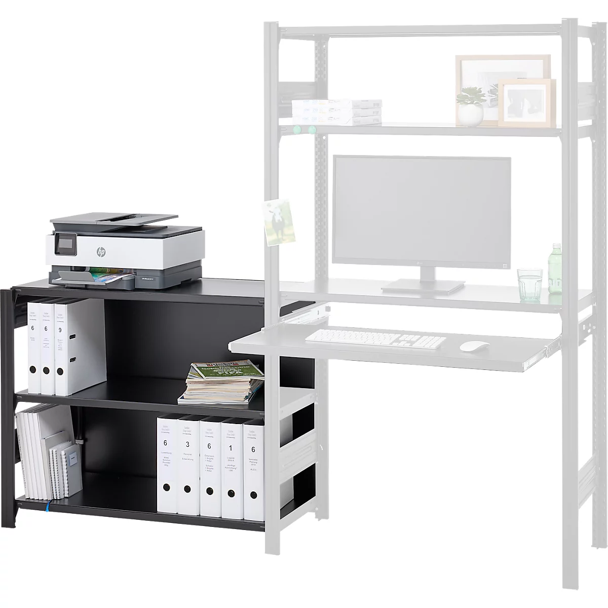 Meuble de bureau noir, à gauche une étagère avec des classeurs et une imprimante sur le dessus, à droite une partie de bureau claire.