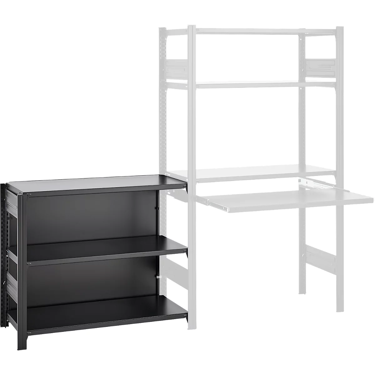 Étagère noire avec deux étagères, reliée à un mur d'étagère blanc avec un bureau. Sur fond blanc.
