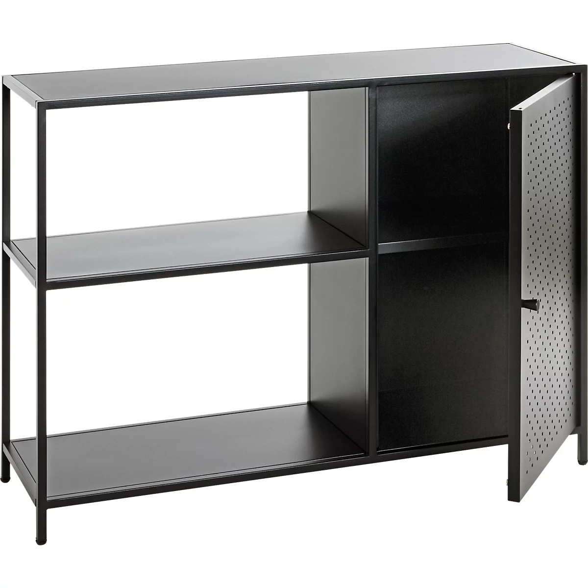 Étagère noire avec des étagères ouvertes et une porte avec un motif perforé.