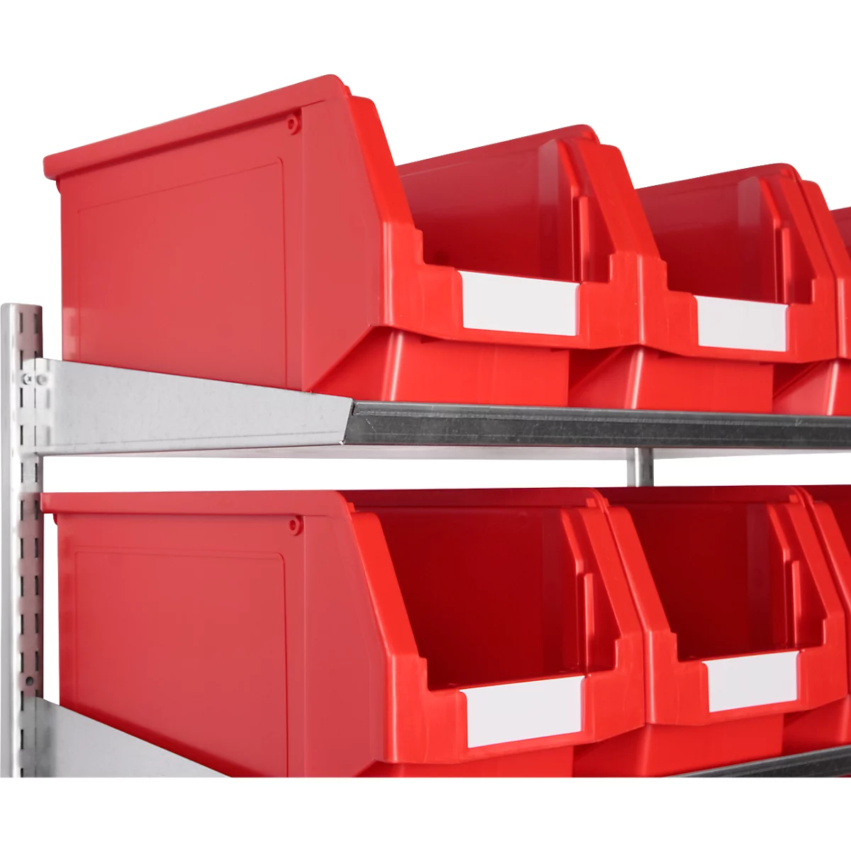 Conteneurs en plastique rouge sur une étagère métallique. Certains conteneurs sont étiquetés.